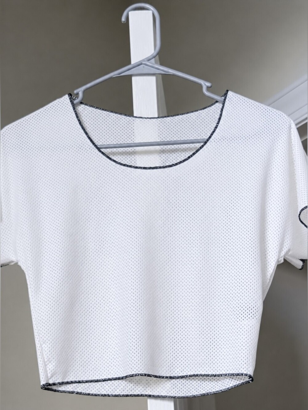 White Mesh Crop Top with Dark Green Contrast Trim | Women's Size 6 - Picture 3 of 5